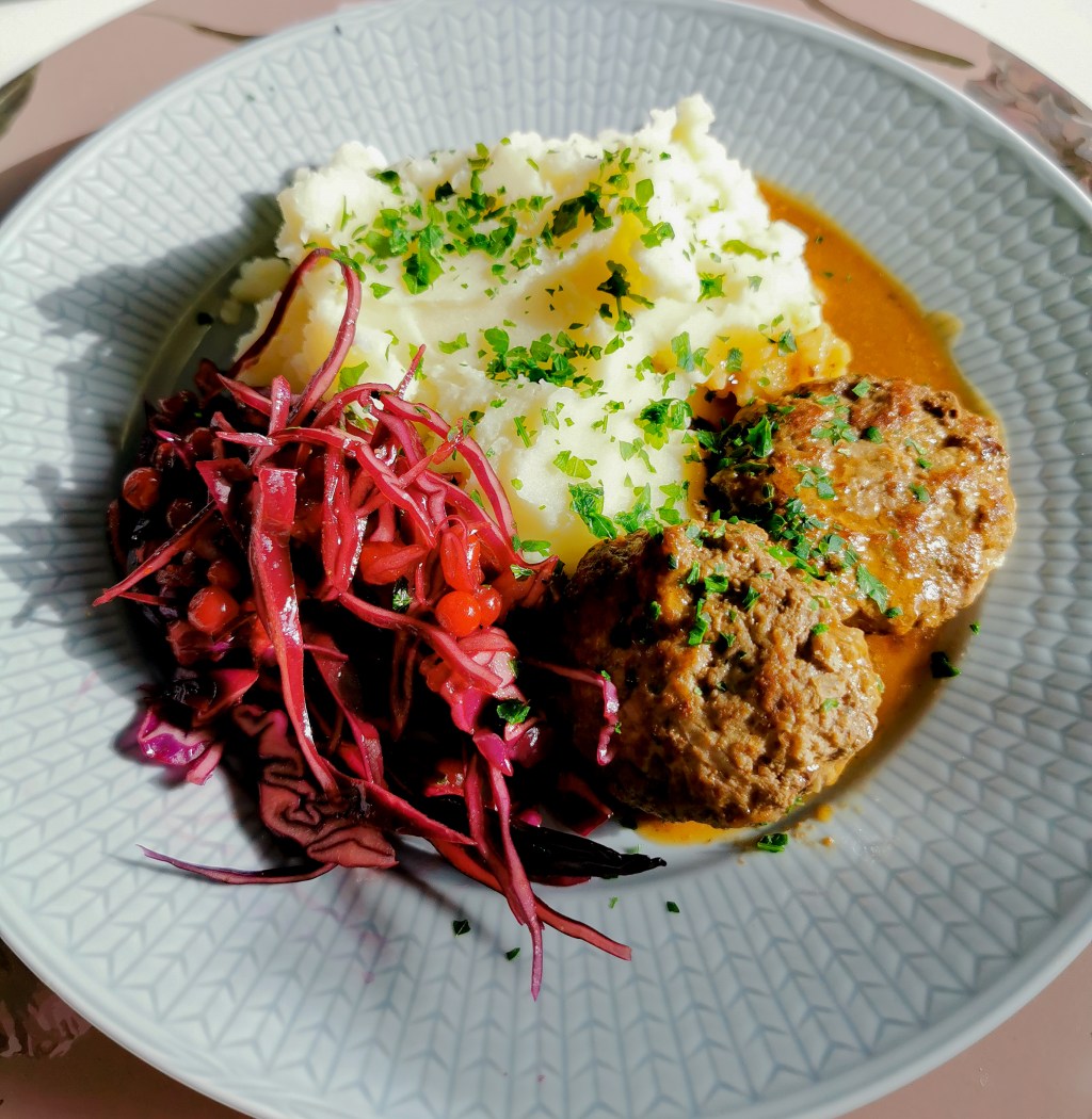 Älgfärsbiffar med potatismos och kål-lingonsallad