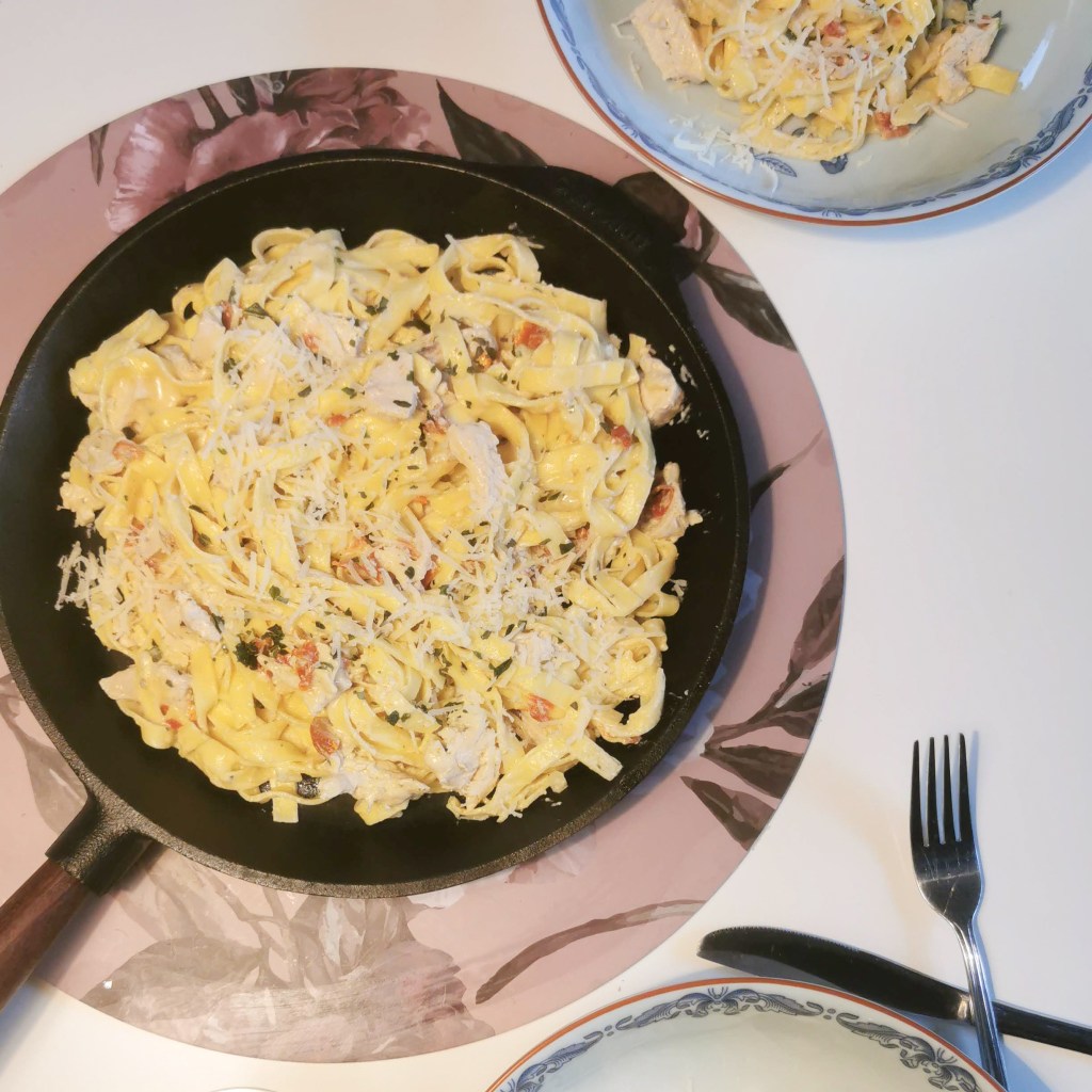 Kycklingpasta med soltorkade tomater och&nbsp;parmesan