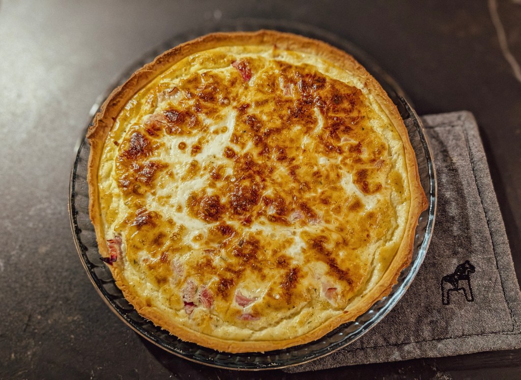 Ost- och skinkpaj med färdig pajdeg – enkel&nbsp;vardagsräddare