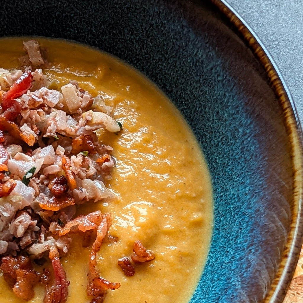 Höstens godaste pumpasoppa 2.0 – med äpple, bacon & brynt smör